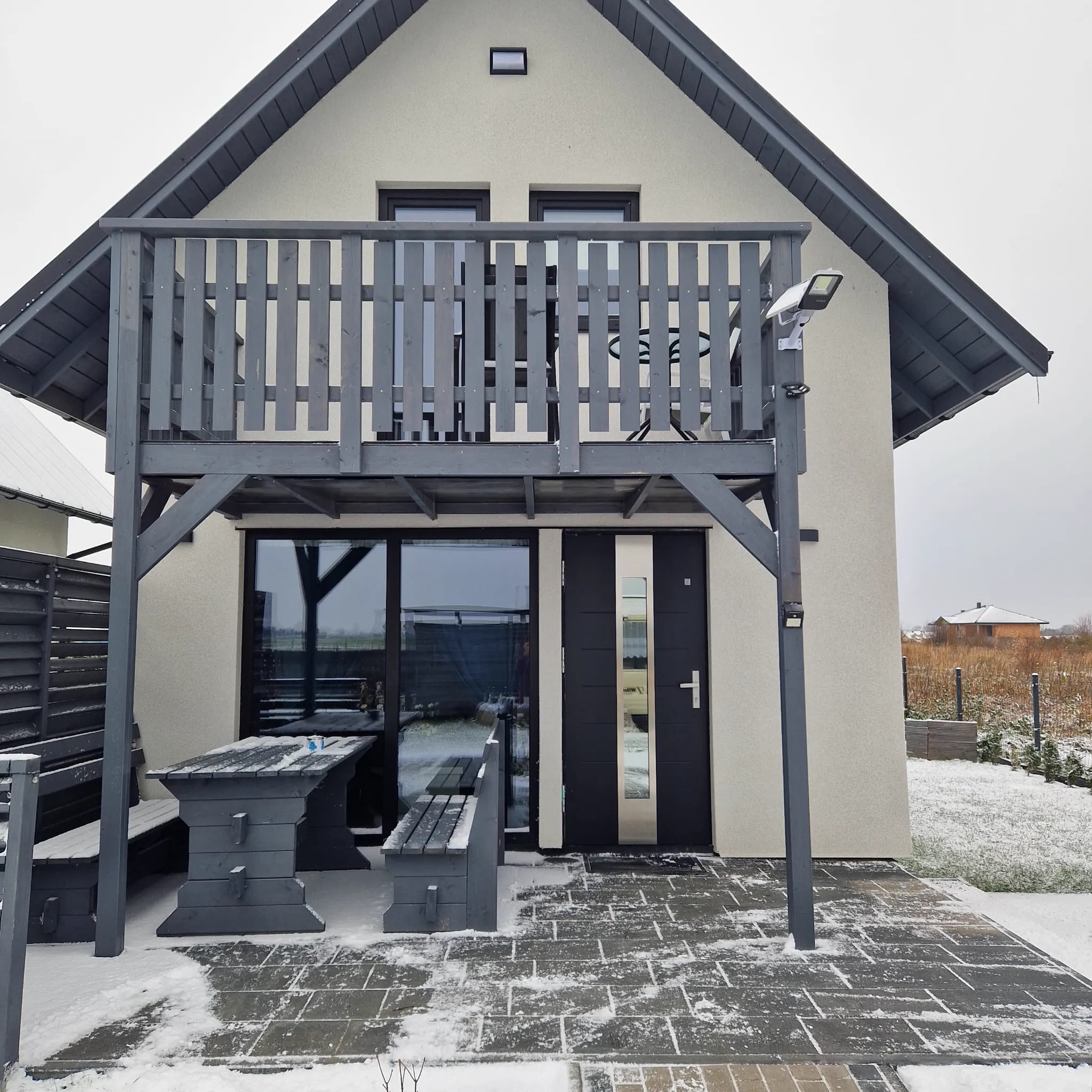 Domek niebieski z zewnątrz